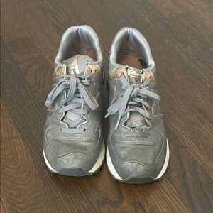 New Balance Gray Sneakers with Suede and Mesh Design